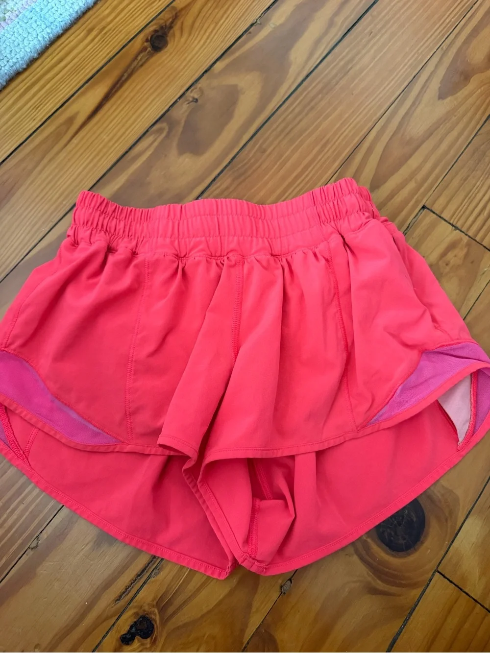 Lululemon womens size 4 2.5” Coral Pink Active Shorts
